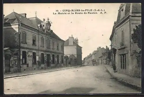 AK Cinq-Mars-la-Pile, La Mairie et la Route de Nantes