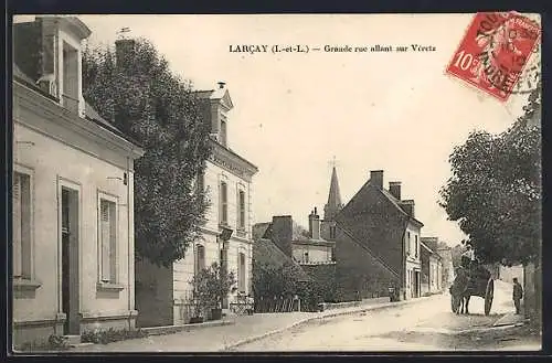 AK Larcay, Grande rue allant sur Véretz avec calèche et passants