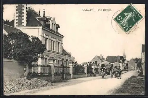 AK Larcay, Vue générale avec charrettes à cheval sur la route principale