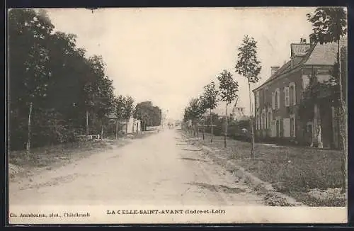 AK La Celle-Saint-Avant, Vue de la rue principale avec maisons et arbres