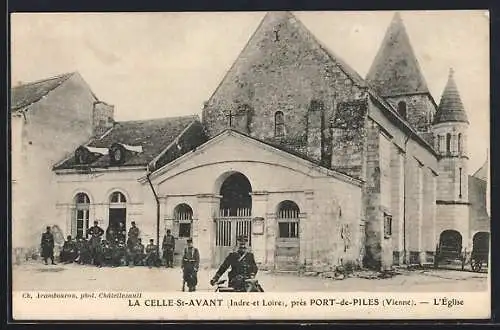 AK La Celle-Saint-Avant, L`Église et habitants devant le bâtiment