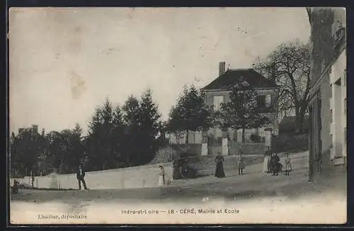 AK Céré, Mairie et École avec des passants sur la place