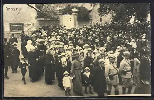 Foto-AK Bossay, foule rassemblée lors d`une procession ou d`un événement religieux