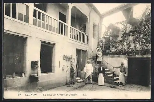 AK Chinon, La Cour de l`Hôtel de France