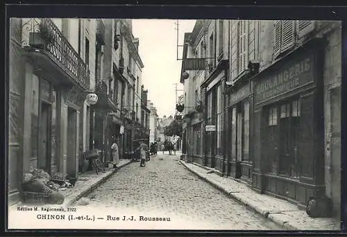 AK Chinon, Rue J.J. Rousseau mit Bäckerei und Café in einer belebten Strasse