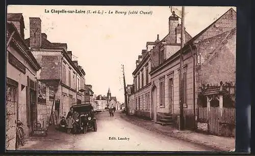 AK La Chapelle-sur-Loire, Le Bourg côté Ouest avec rue animée et voitures anciennes