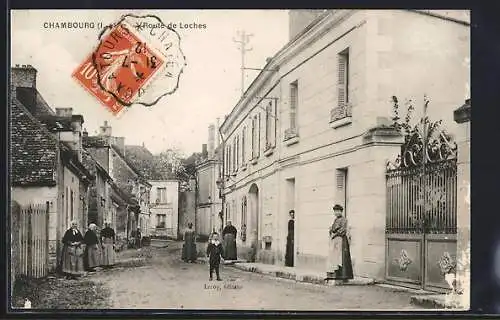 AK Chambourg, Rue de Loches avec habitants et maisons anciennes