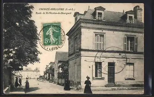 AK Chouzé-sur-Loire, Route de St-Nicolas-de-Bourgueil avec passants et bâtiments historiques