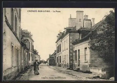 AK Chouzé-sur-Loire, La Poste et rue principale animée