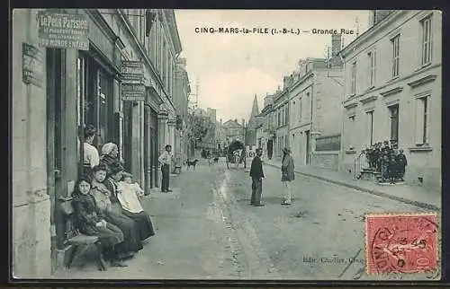 AK Cinq-Mars-la-Pile, Grande Rue animée avec habitants et commerces