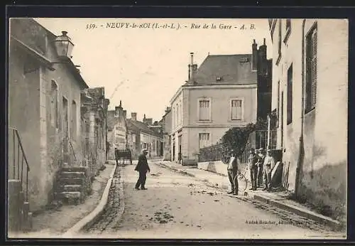 AK Neuvy-le-Roi, Rue de la Gare avec passants et calèche