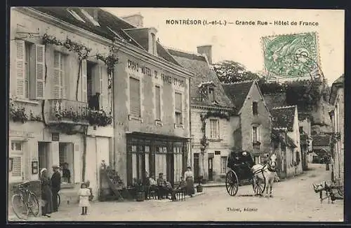 AK Montrésor, Grande Rue avec l`Hôtel de France et calèche à cheval