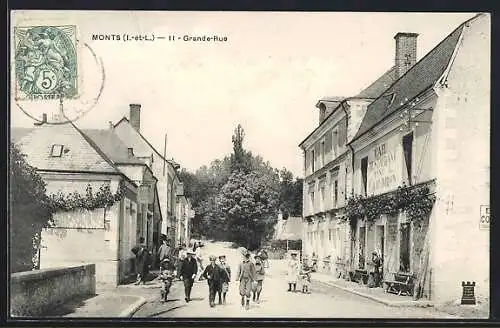 AK Monts, Scène animée dans la Grande-Rue avec enfants et passants