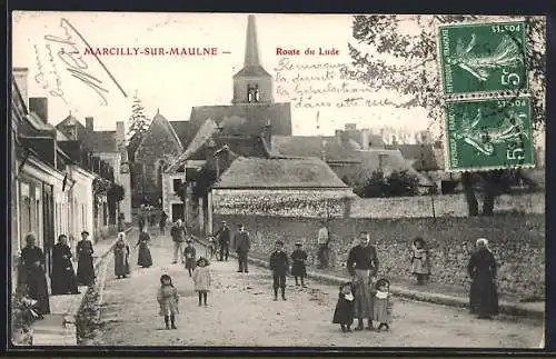 AK Marcilly-sur-Maulne, Route du Lude animée avec villageois et église en arrière-plan