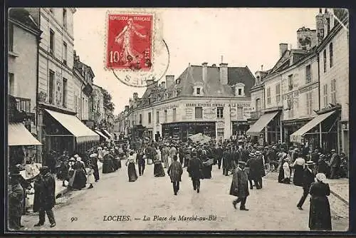 AK Loches, La Place du Marché-au-Blé animée et fréquentée