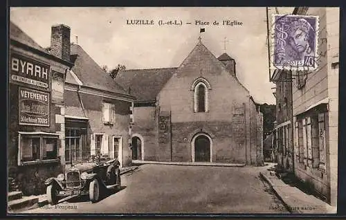 AK Luzillé, Place de l`Église avec voiture ancienne et bâtiments historiques