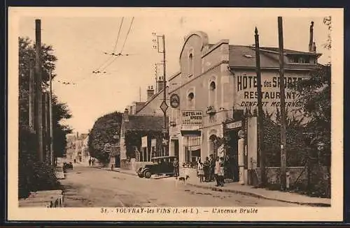 AK Vouvray-les-Vins, L`Avenue Brulée avec Hôtel des Sports et voitures anciennes