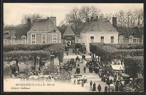 AK Richelieu, Le Marché animé avec foule et étals en plein air