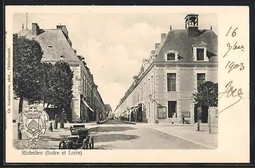 AK Richelieu, Vue de la rue principale avec voiture ancienne et bâtiments en enfilade