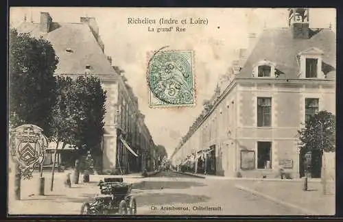 AK Richelieu, La grand` Rue avec bâtiments historiques et arbres