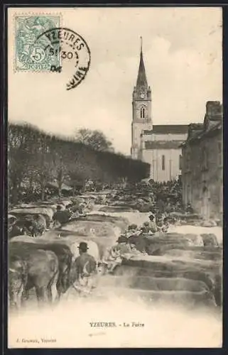 AK Yzeures, La Foire avec église en arrière-plan