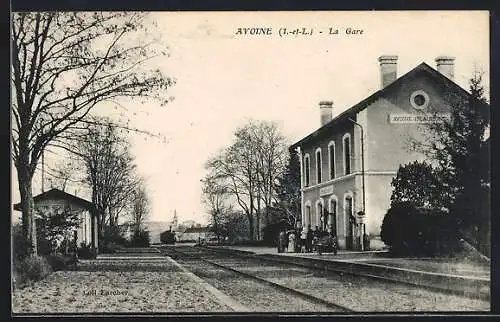 AK Avoine, la Gare, Bahnhof von der Gleisseite