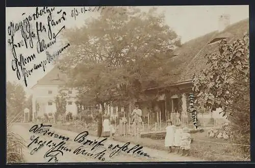 Foto-AK Magyarboly, Anwohner vor einem Garten