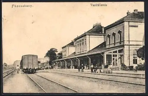 AK Füzesabony, Vasútállomás, Bahnhof mit Reisenden