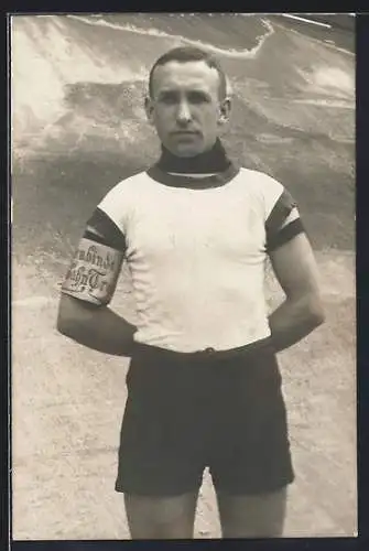 Foto-AK Radsportler Abraham posiert vor der Steilkurve eines Velodroms