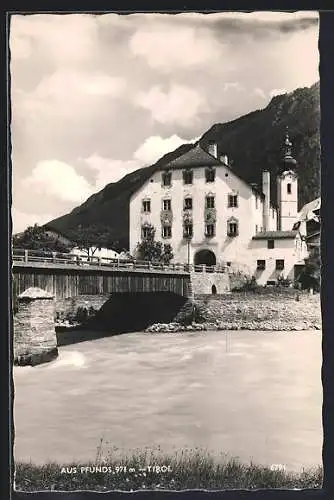 AK Pfunds /Tirol, Blick von der Brücke zur Kirche