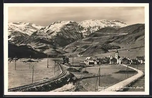 AK Realp, Teilansicht mit Furkabahn und Strasse, Blick gegen die Furka