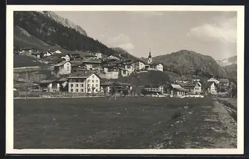 AK Splügen, Dorfpartie mit Berglandschaft