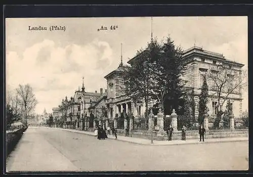 AK Landau /Pfalz, Strasse An 44 mit Passanten