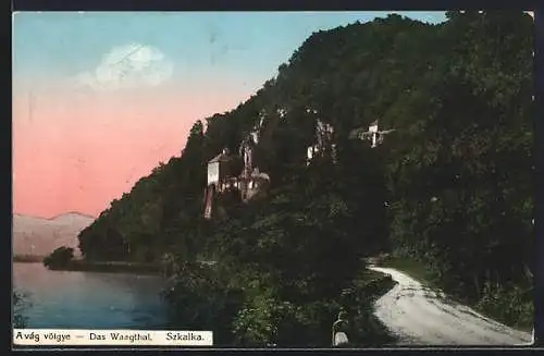 AK Szkalka /Waagthal, Burg mit Uferstrasse