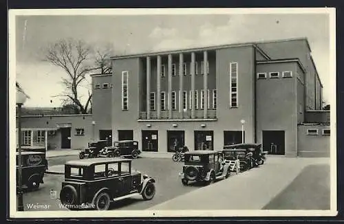 AK Weimar / Thüringen, Weimarhalle mit Parkplatz & Autos