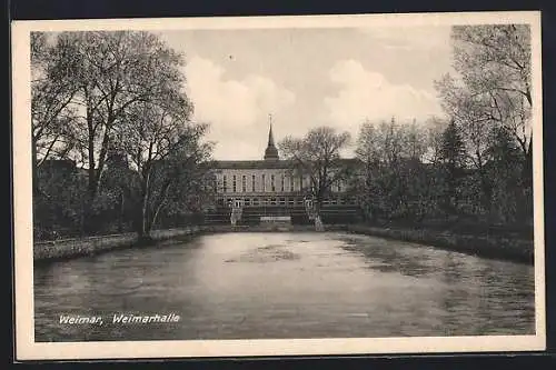 AK Weimar / Thüringen, Weimarhalle vom Teich gesehen