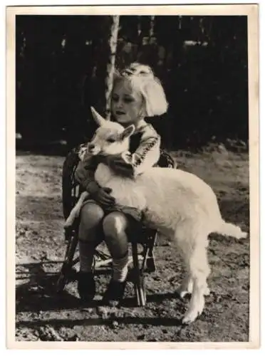 Fotografie Krueger, Mädchen kuschelt mit Zicklein 1944