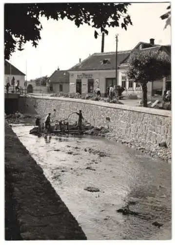 Fotografie unbekannter Fotograf, Ansicht Wien-Neudorf, Wasserlauf vom Mödlingbach wird reguliert