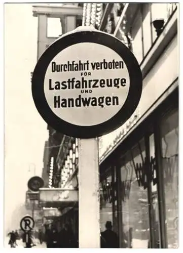 Fotografie Wilhelm Sturm, Ansicht Wien, Mariahilferstrasse, Durchfahrt verboten für Lastwagen & Handkarren 1938