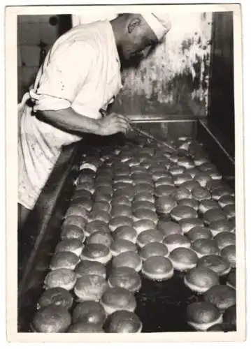 Fotografie Atlantic, Bäcker / Konditor beim Ausbacken von Krapfen, Pfannkuchen, Berlinern