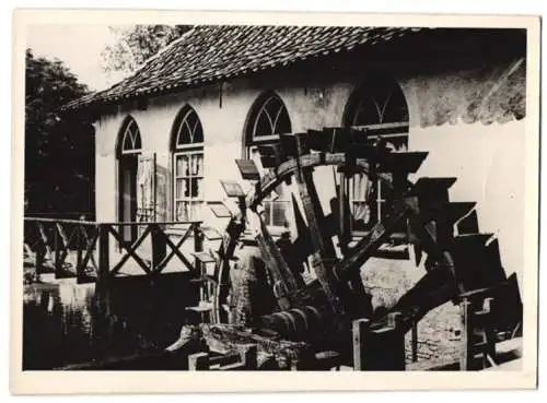 Fotografie Atlantic, Ansicht Winterswijk, De Gulle Smid, Mühlrad der Wassermühle 1944