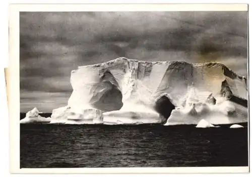 Fotografie Atlantic, Eisberg geformt wie eine Kathedrale auf Höhe der Orkneyinseln 1941