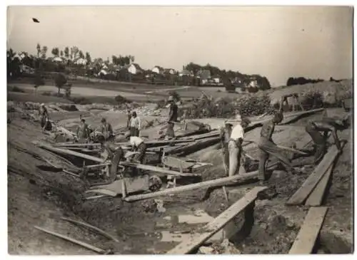 Fotografie Doliwa, Ansicht Pressbaum, Wasserbau, Graben zur Regulierung des Wien-Fluss wird angelegt 1938