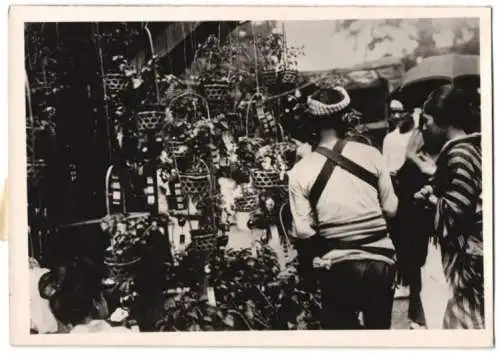 Fotografie Atlantic, Ansicht Tokio - Tokyo, Blumenhändler bietet Frühlingsblumen zum Verkauf an 1940