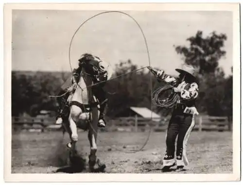 Fotografie Atlantic, amerikanische Reitermannschaft bei der Vorführung waghalsiger Cowboy-Kunststücke 1938