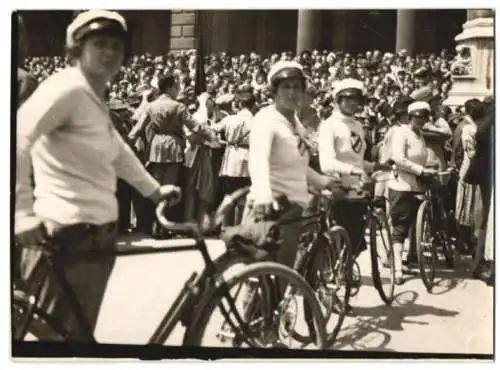 Fotografie Schostal, Ansicht Wien, Sportfestwoche, Damen Radfahrriege vor dem Rathaus