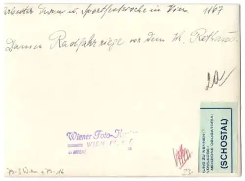 Fotografie Schostal, Ansicht Wien, Sportfestwoche, Damen Radfahrriege vor dem Rathaus
