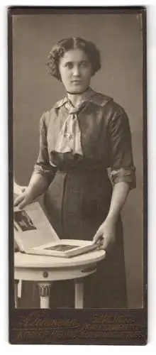 Fotografie Alfred Lehmann, Berlin, Prinzessinnenstrasse 14, Frau mit Buch am Tisch