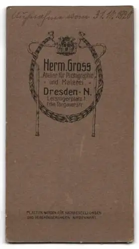 Fotografie H. Gross, Dresden, Leisnigerplatz 1, Mädchen in dunklem Mantel mit Blumenstrauss