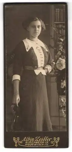 Fotografie Albin Zeidler, Kirchberg, Neumarkt 238, Porträt einer Frau im eleganten Kleid